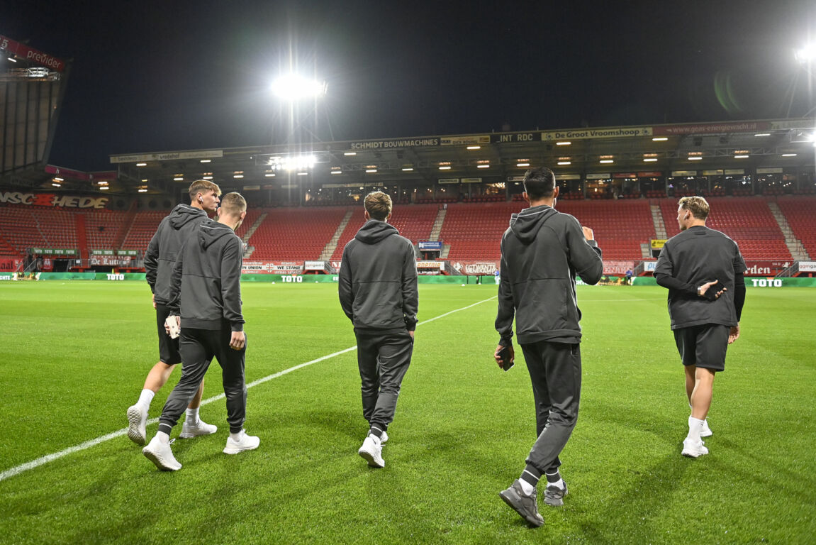 Het veld in De Grolsch Veste wordt getest