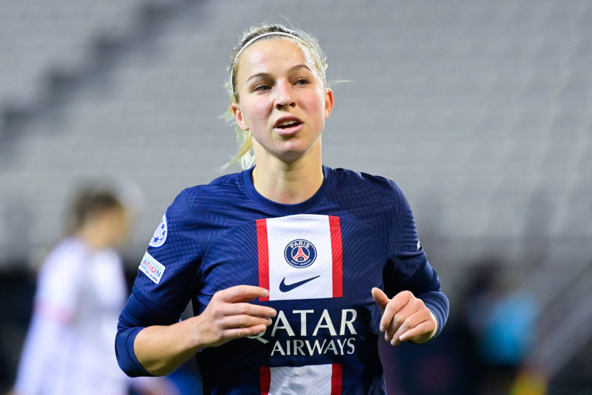 Jackie Groenen in actie namens Paris Saint-Germain
