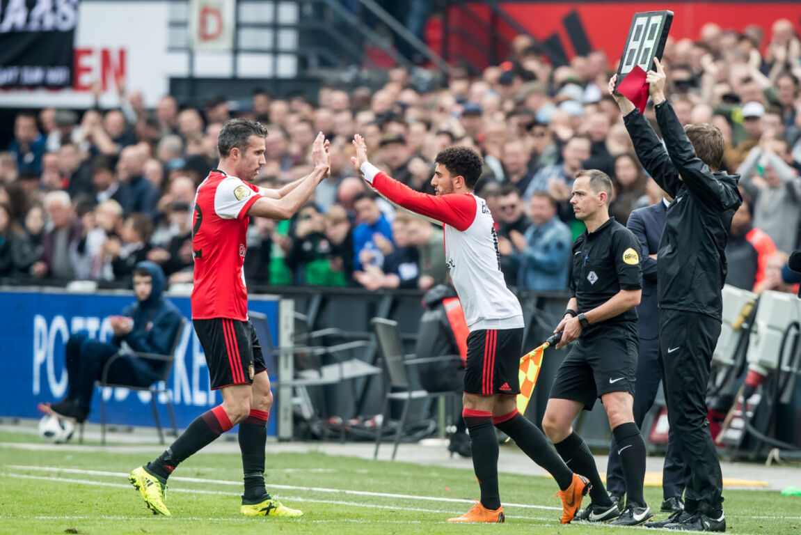 Bilal Basaçikoglu valt in voor Robin van Persie