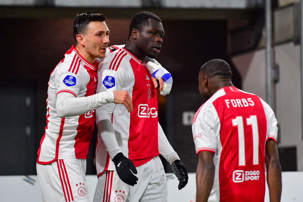 Steven Berghuis, Brian Brobbey en Carlos Forbs vieren een doelpunt