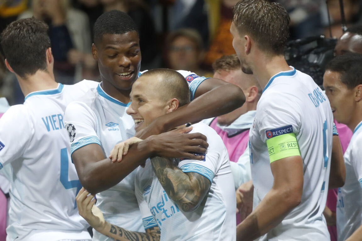 Denzel Dumfries en Angeliño namens PSV
