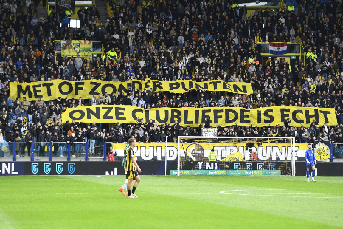 Supporters van Vitesse steunen hun club