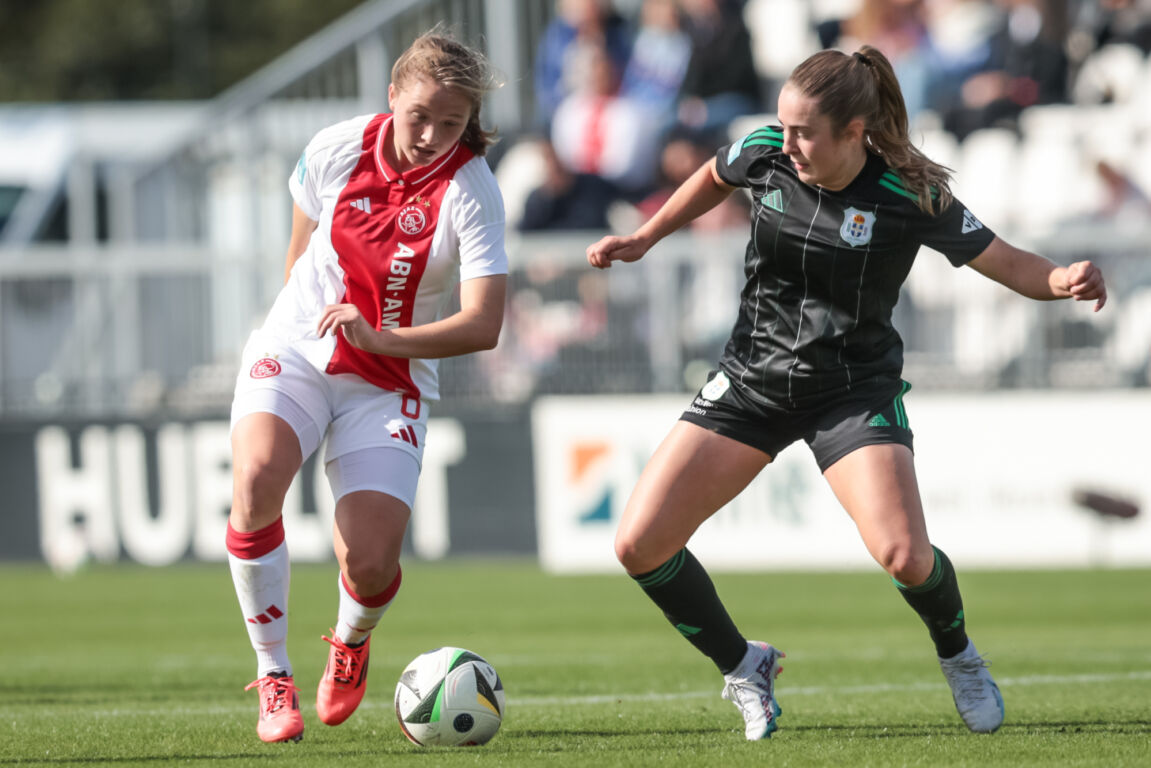 Jonna van de Velde (Ajax) en Jeva Walk (PEC Zwolle)