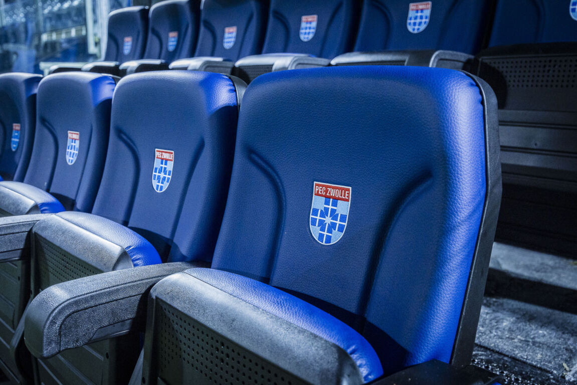 Het logo van PEC Zwolle op stoelen in het stadion