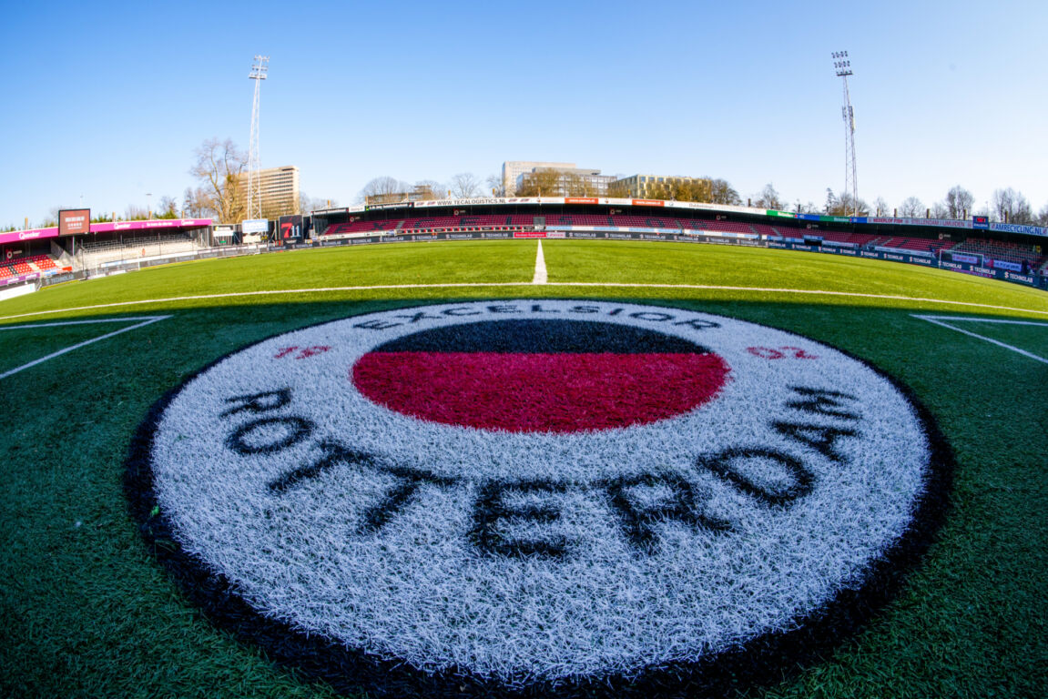 Het logo van Excelsior in het stadion