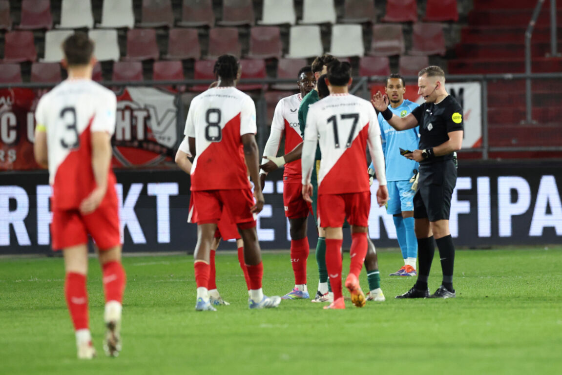 Noa Dundas en Kursad Surmeli krijgen rood