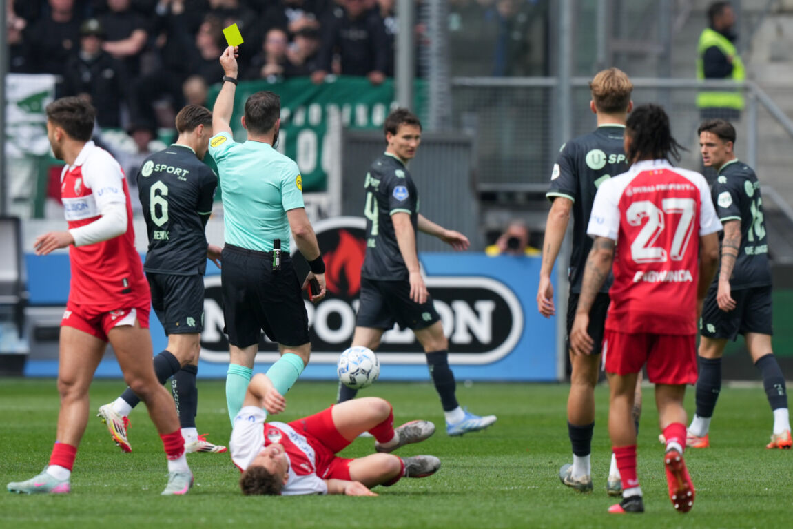 Edwin van de Graaf trekt geel bij FC Utrecht - FC Groningen