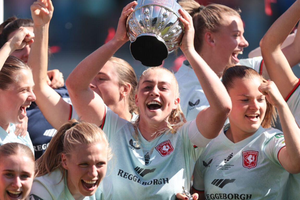 Danique van Ginkel houdt de TOTO KNVB Beker in de lucht