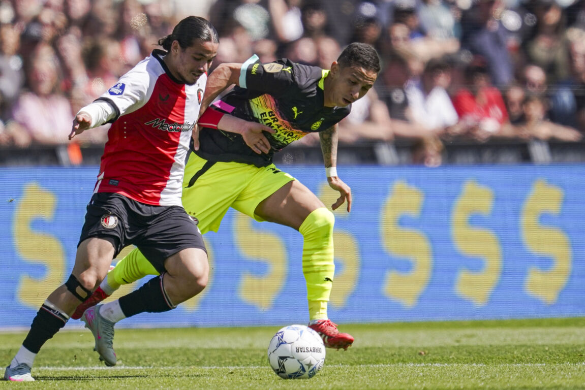 Anis Hadj Moussa in duel met Mauro Júnior