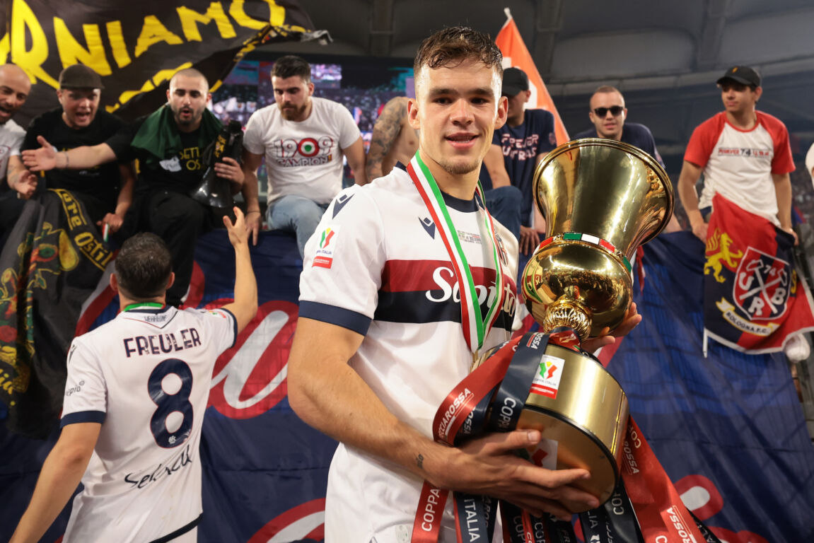 Thijs Dallinga met de Coppa Italia
