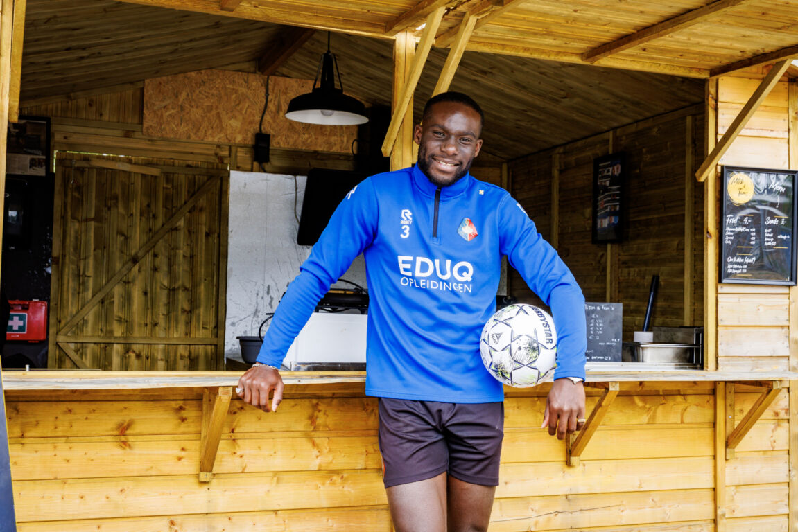 Mitch Apau voor zijn frietkraam bij Telstar