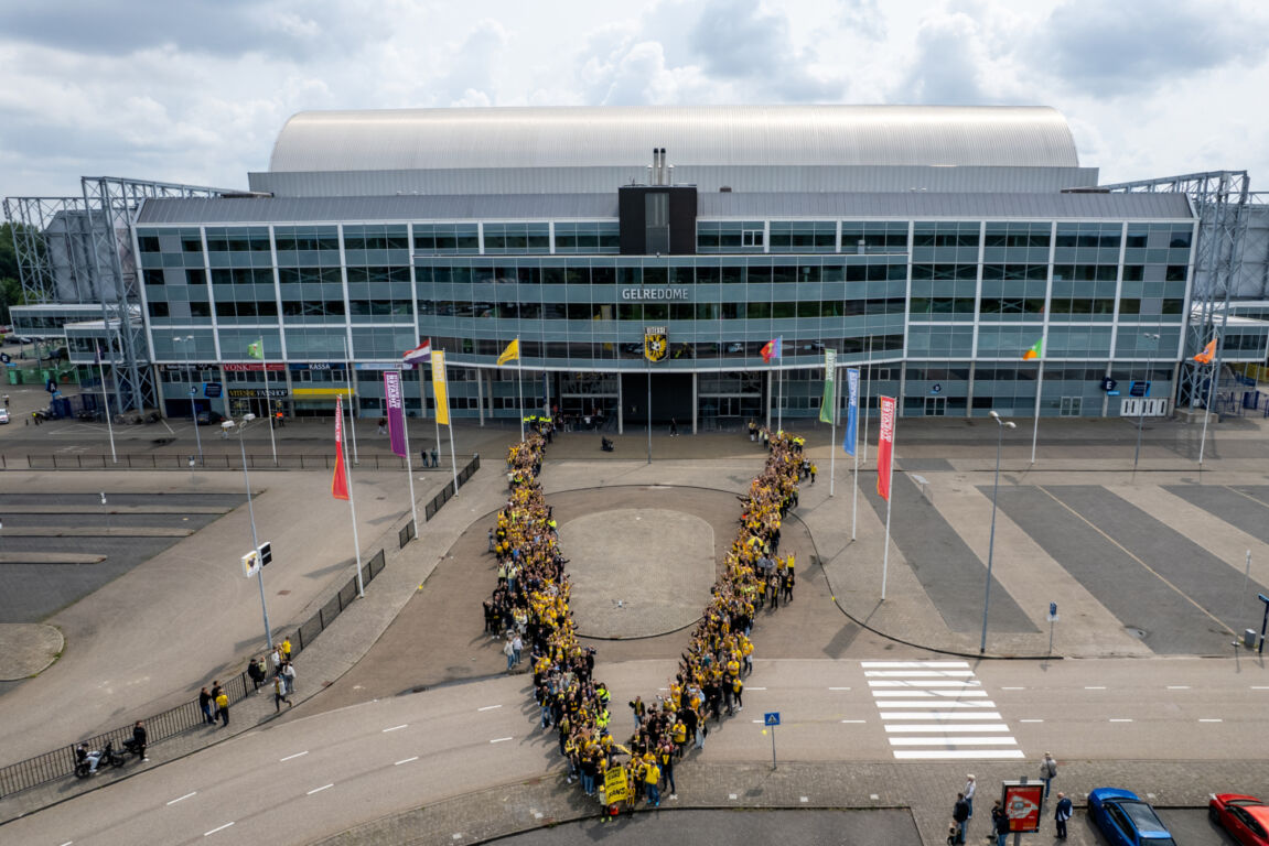 Vitesse-supporters vormen de 'V' als protest tegen de KNVB