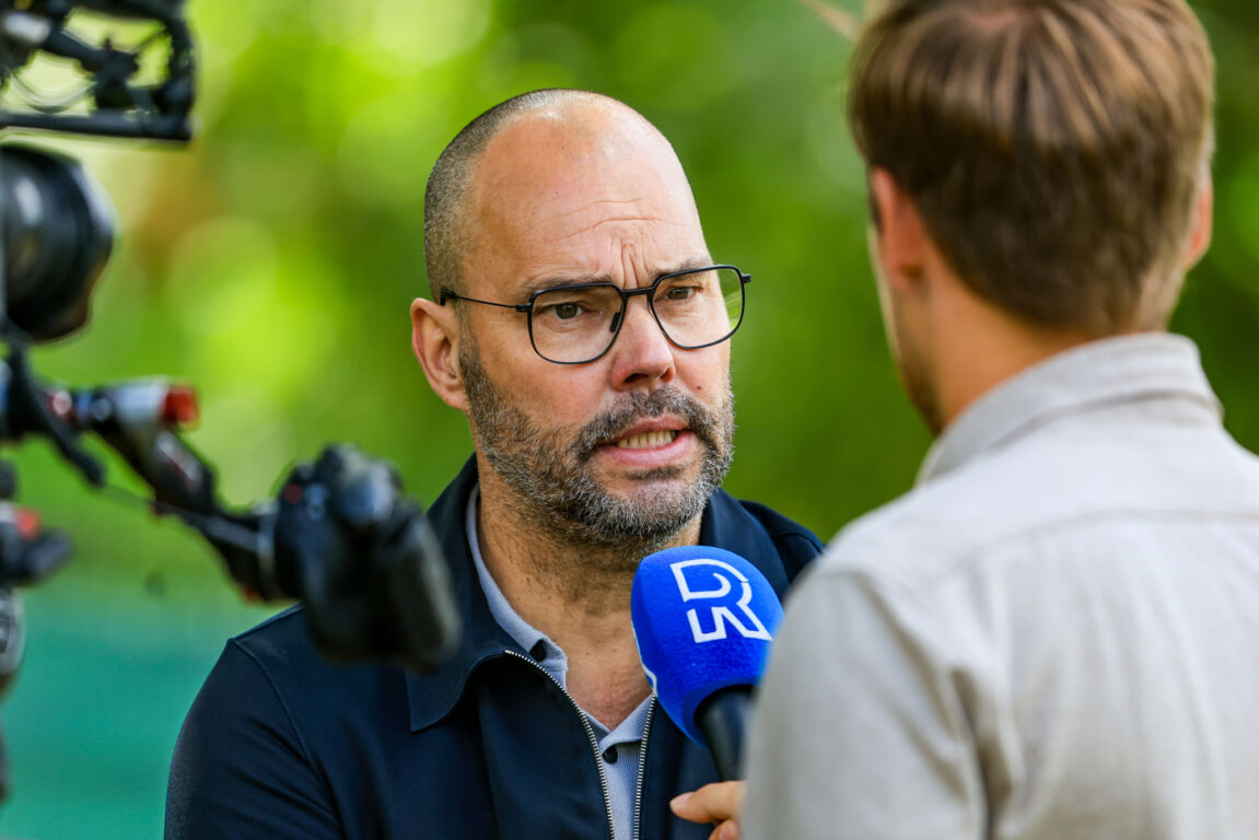 Gerard Nijkamp voor de camera van Rijnmond