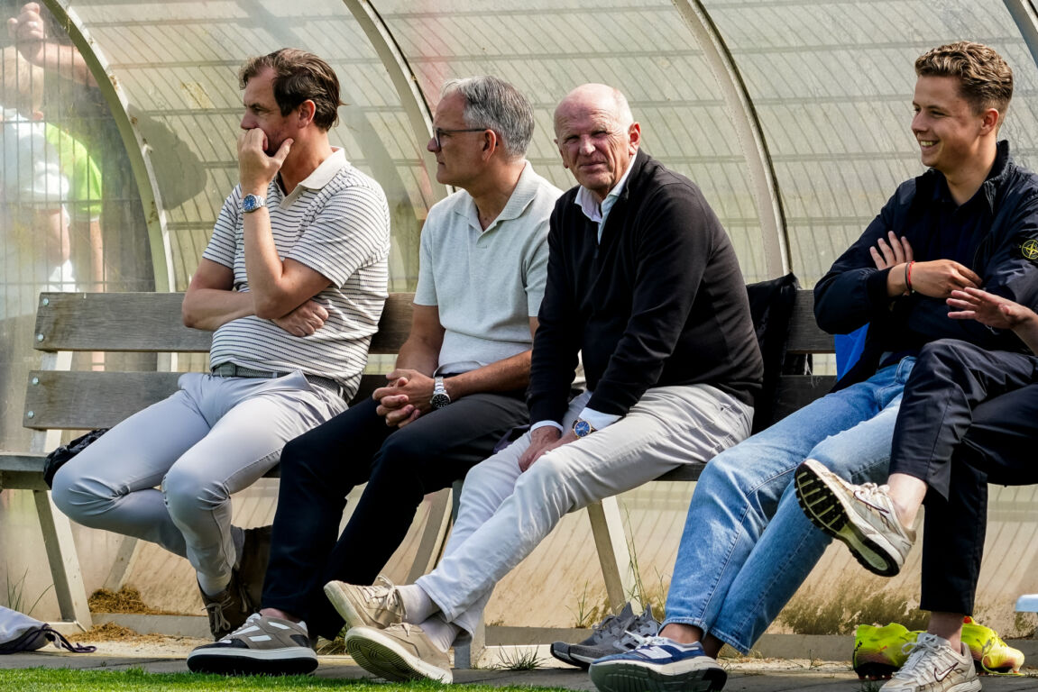 Jan Streuer langs het trainingsveld bij FC Twente