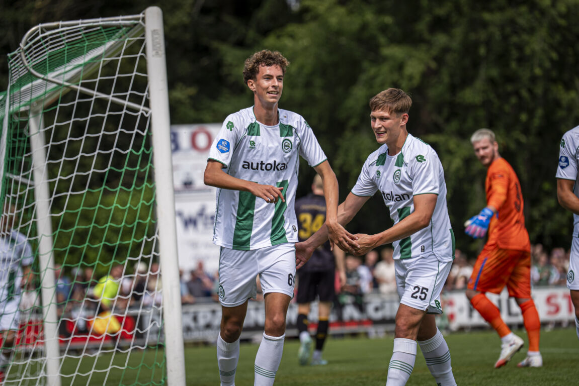 Mark Hoekstra (link) na zijn goal tegen Emmen