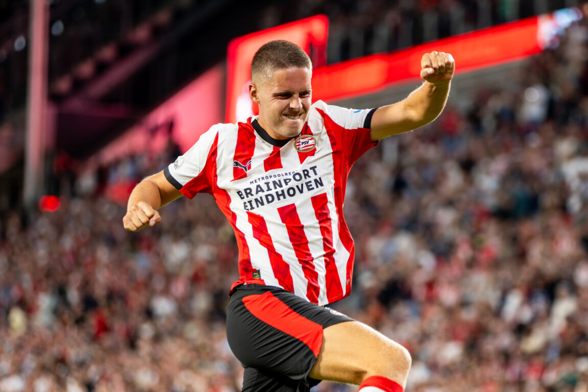 Joey Veerman viert zijn treffer tegen Sparta