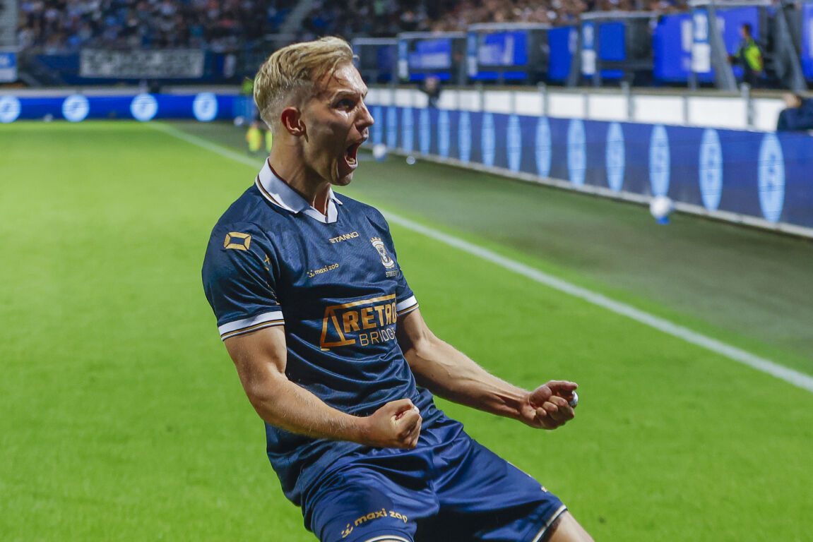 Finn Stokkers viert zijn treffer tegen SC Heerenveen