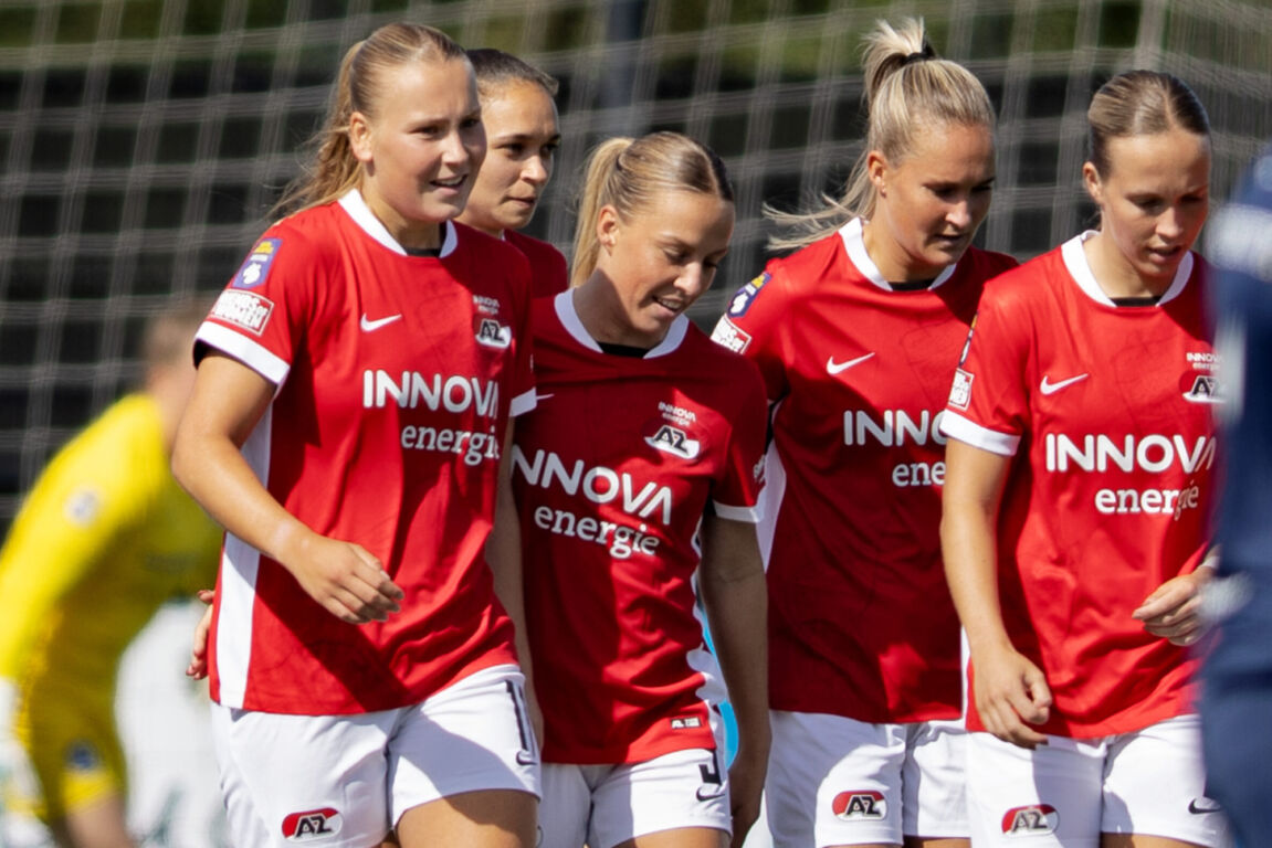 AZ viert een goal van Fieke Kroese