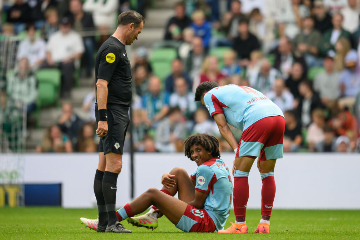 Malcolm Jeng (Feyenoord) zit geblesseerd op de grond