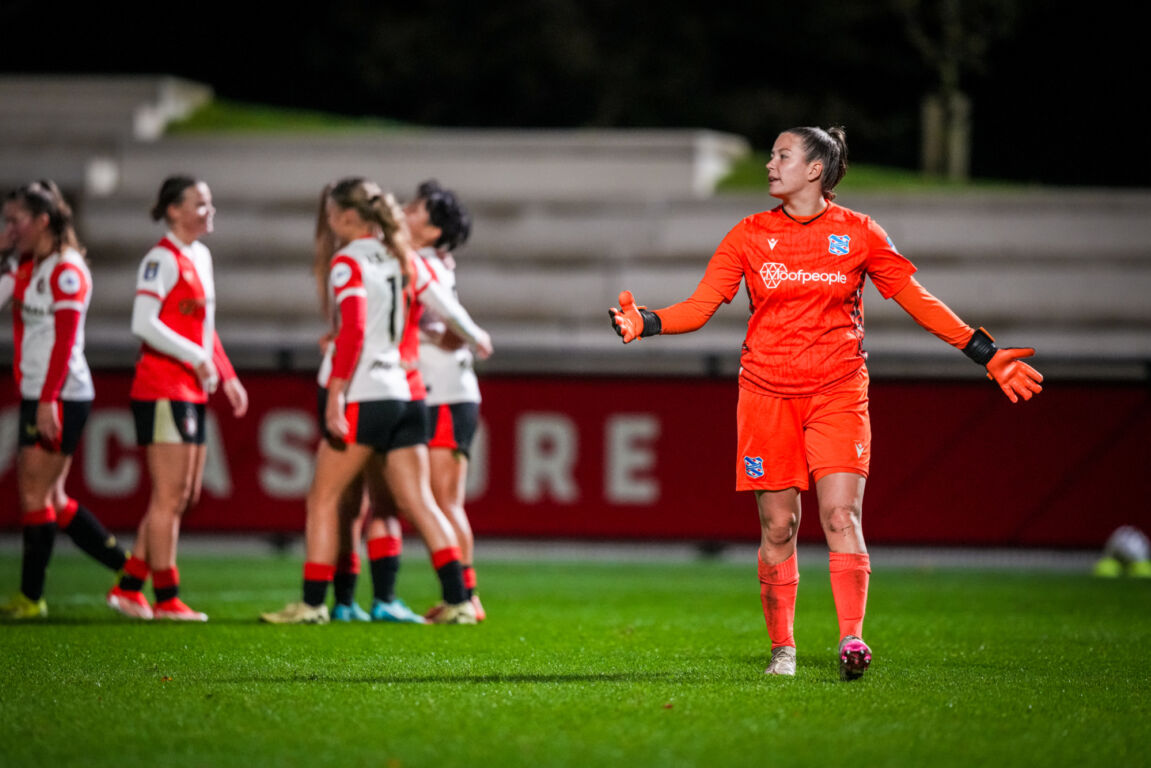 Brenda Badenhop (SC Heerenveen) baalt na een goal van Feyenoord