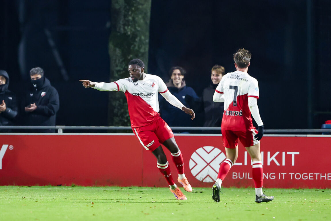 Noah Ohio juicht na zijn goal voor Jong FC Utrecht