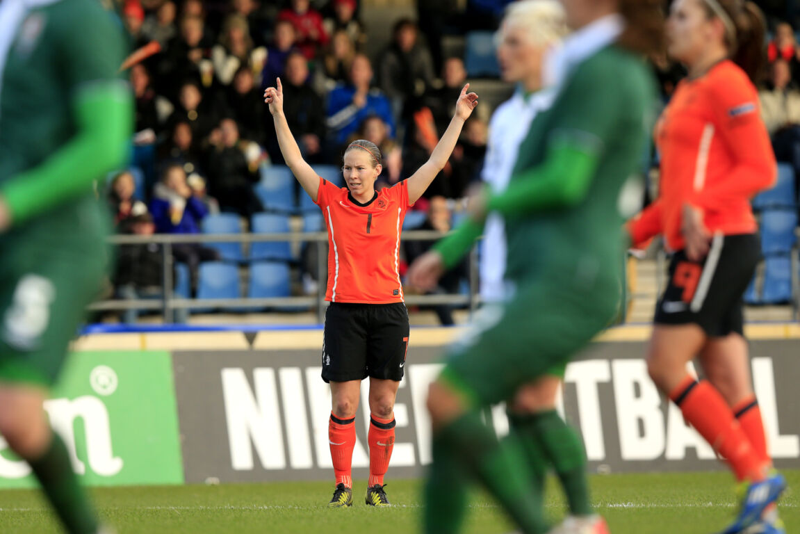 Sylvia Smit in het shirt van Oranje