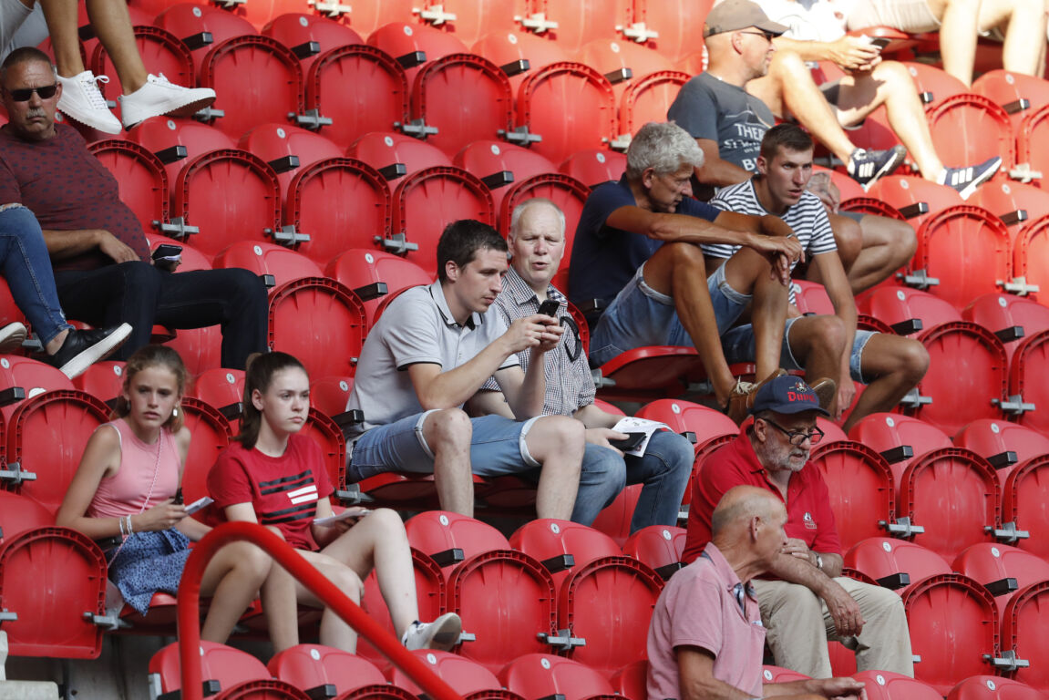 Supporters van FC Twente tijdens de coronatijd