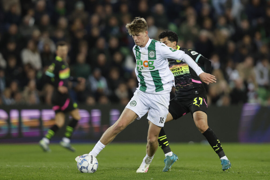 Dave Kwakman aan de bal tegen PSV