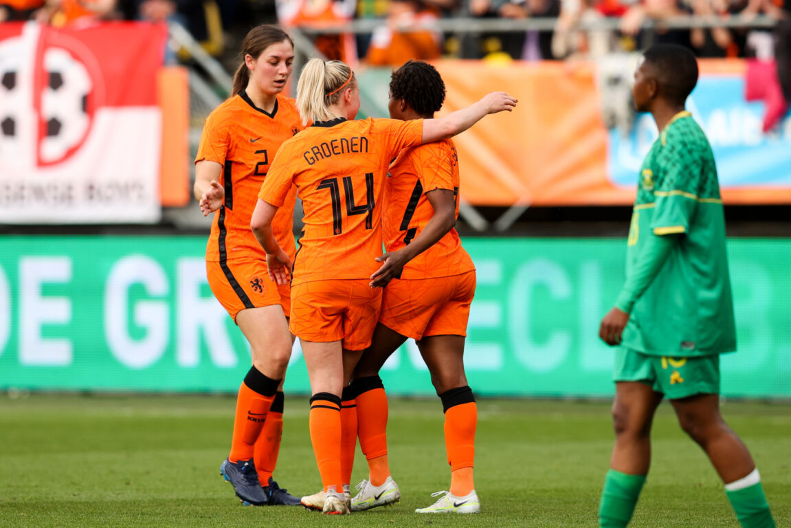 De OranjeLeeuwinnen juichen na een goal tegen Zuid-Afrika