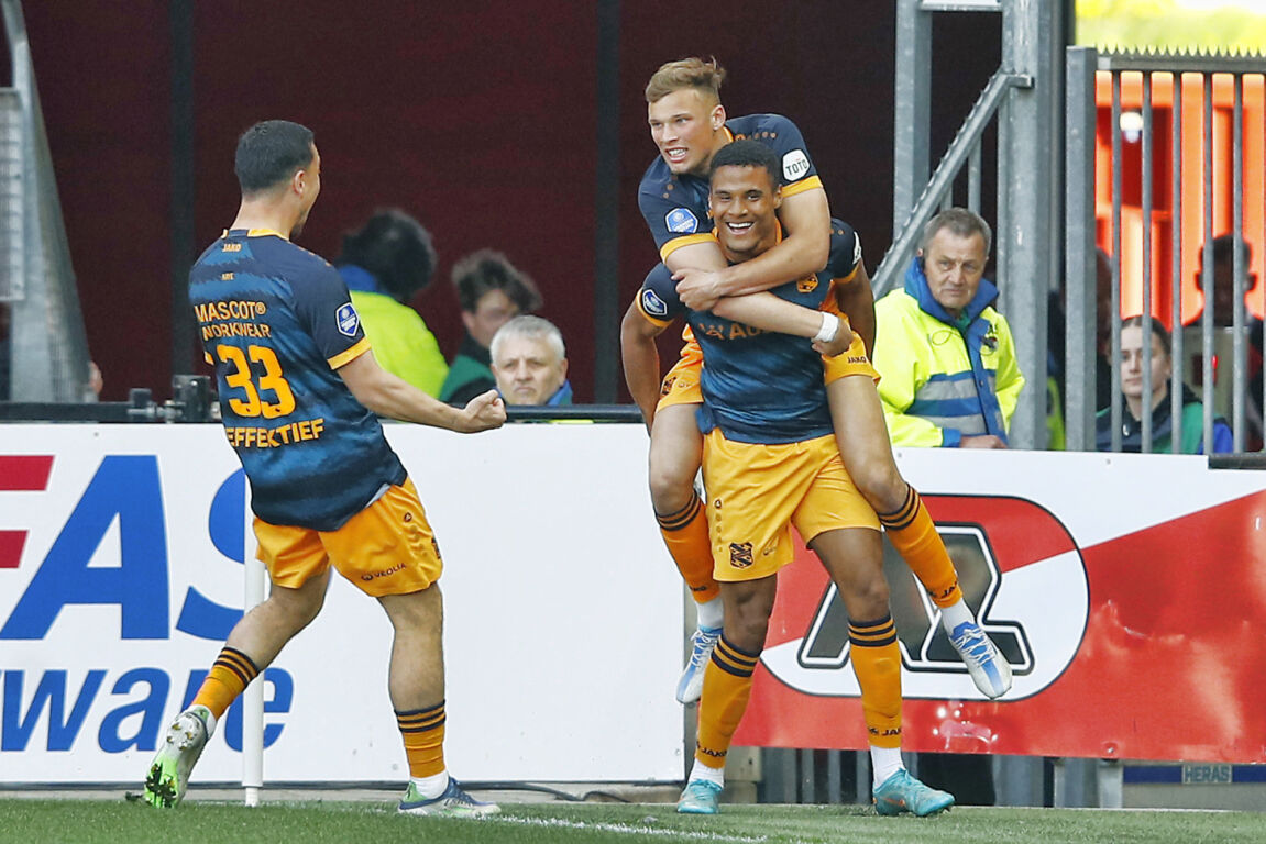 Winteraankopen Thom Haye Amin Sarr en Sydney van Hooijdonk juichen na een goal