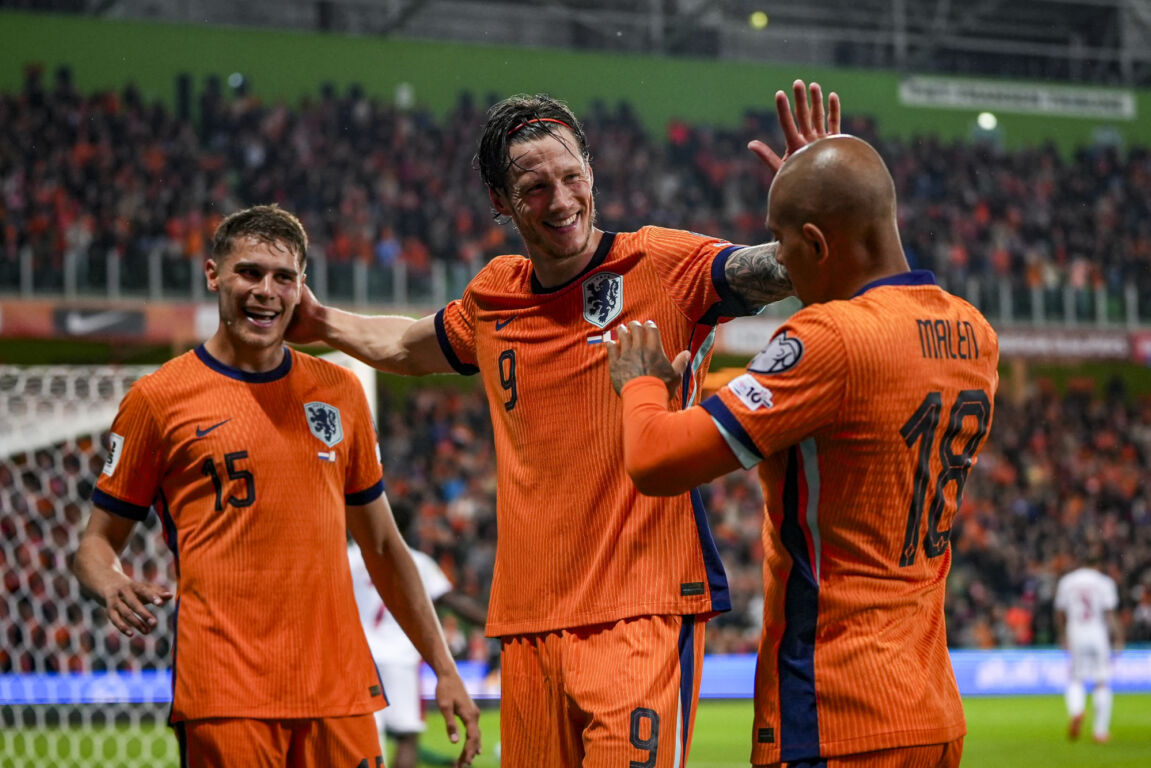 Donyell Malen viert een goal met Wout Weghorst