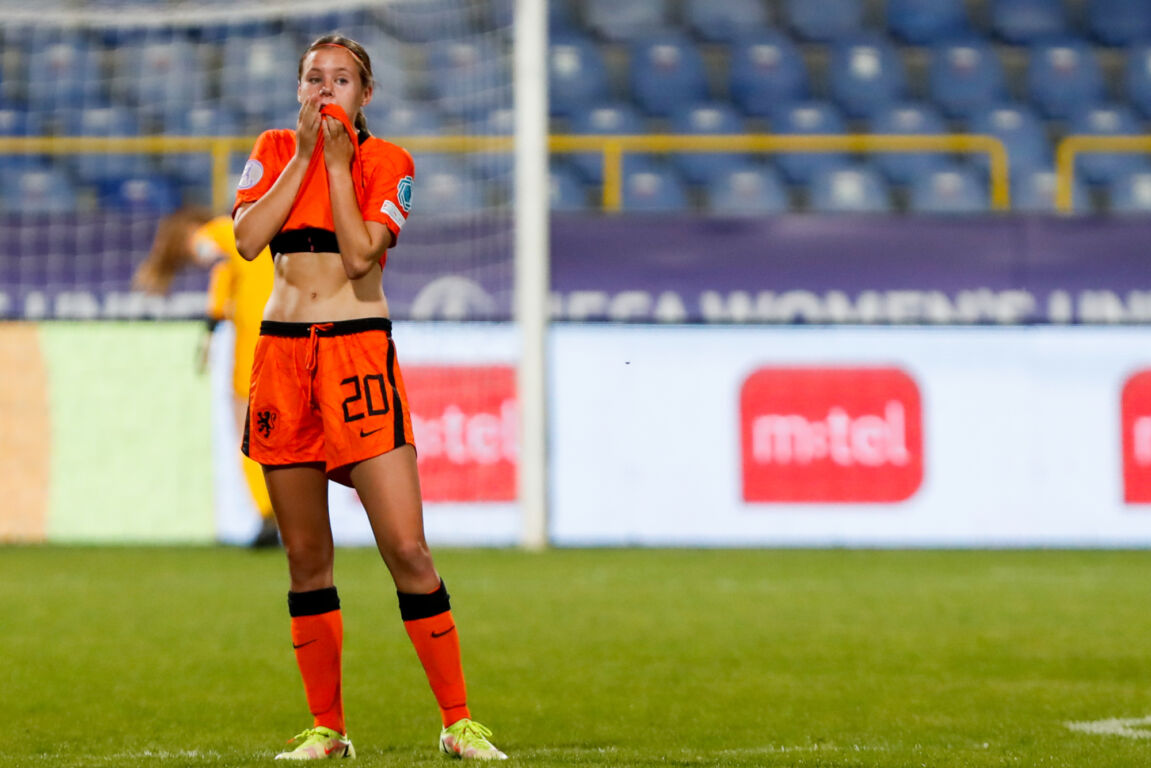 Een balende Aniek Janssen na de nederlaag tegen Spanje