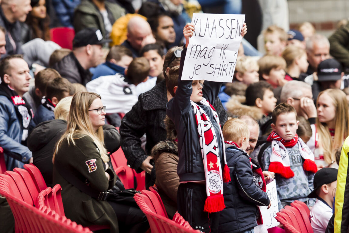 Een jonge Ajax-supporter vraagt om het shirt van Davy Klaassen