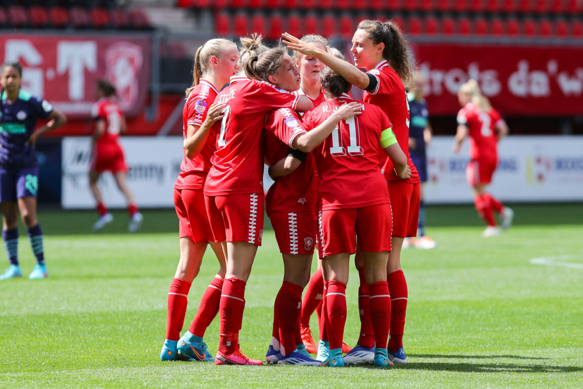 FC Twente juicht na een goal tegen PSV