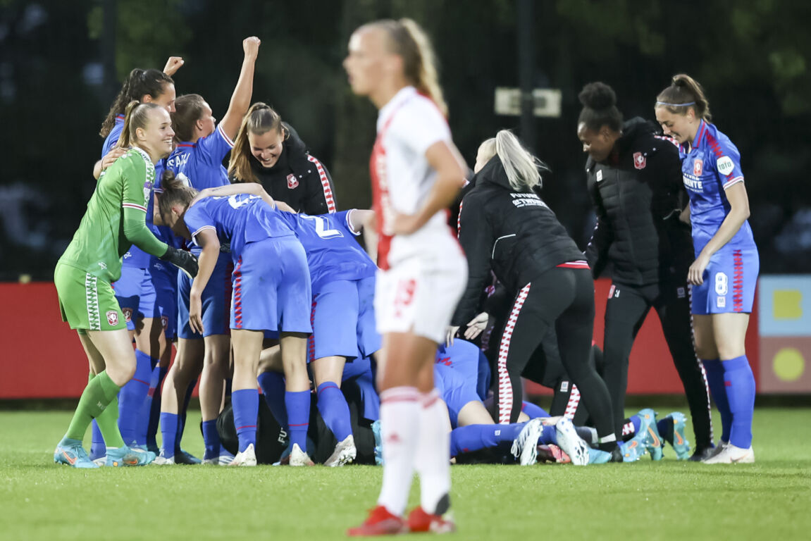 FC Twente juicht na een treffer van Elena Dhont tegen Ajax