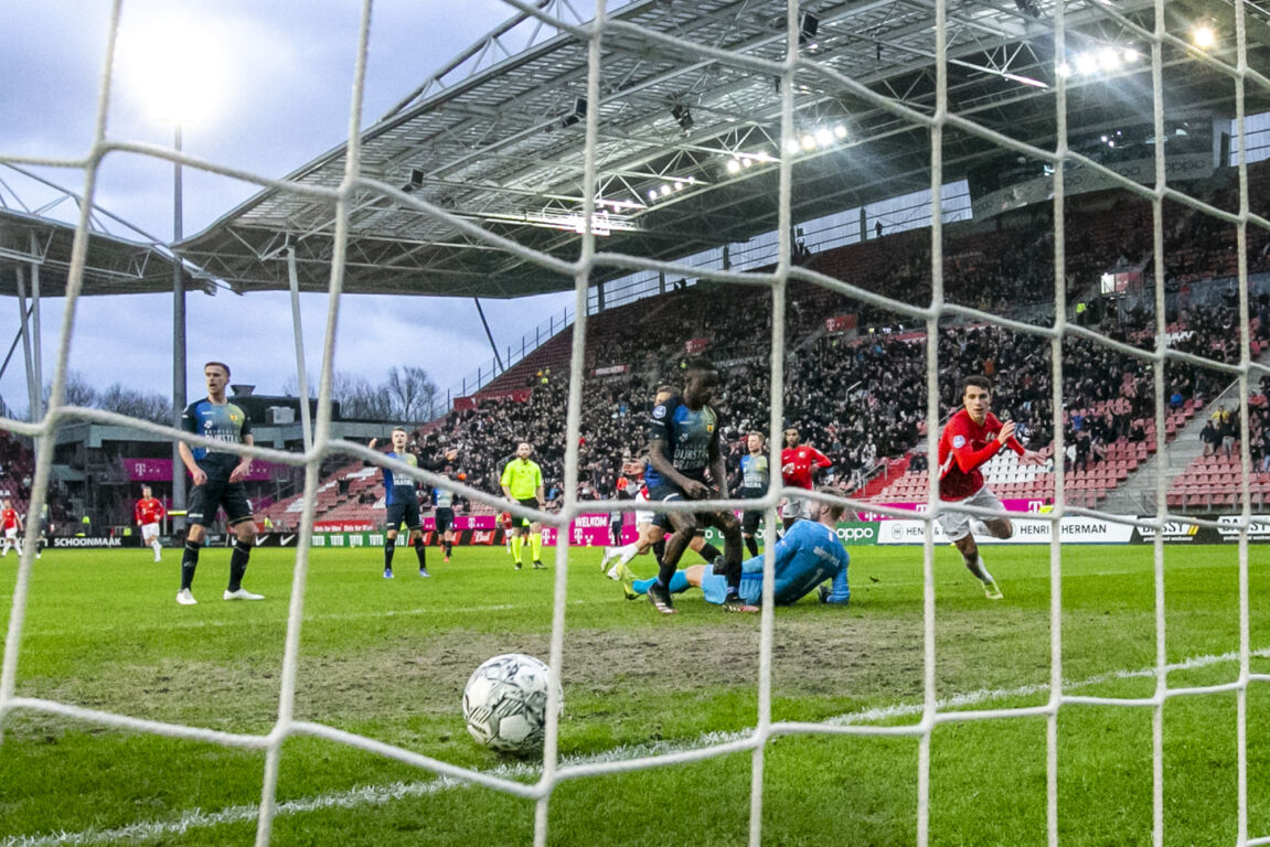 Tasos Douvikas scoort tegen SC Cambuur