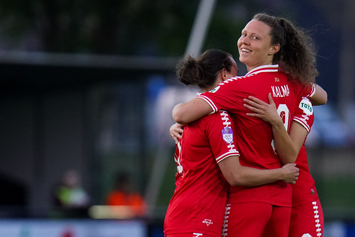 Fenna Kalma juicht na een goal tegen VV Alkmaar
