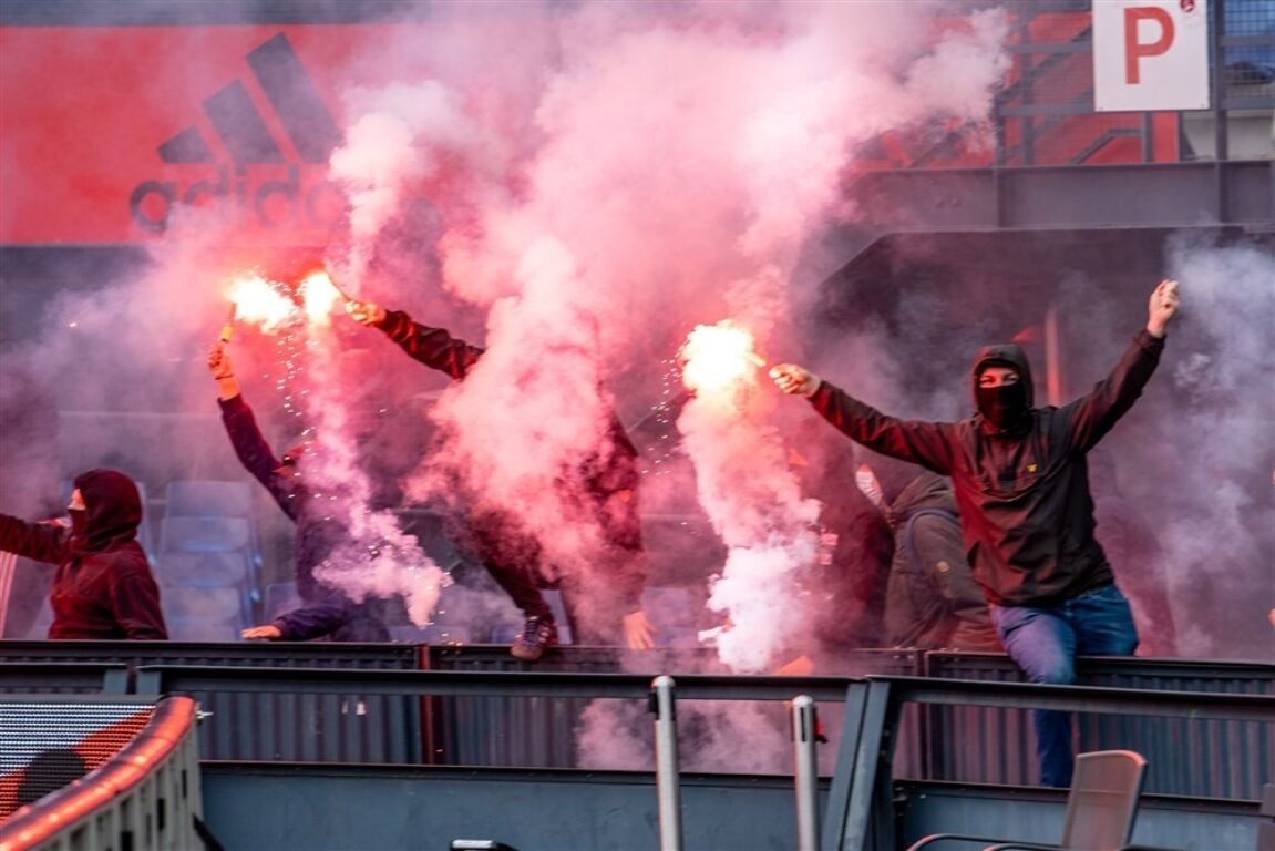 Feyenoord-fans met vuurwerk