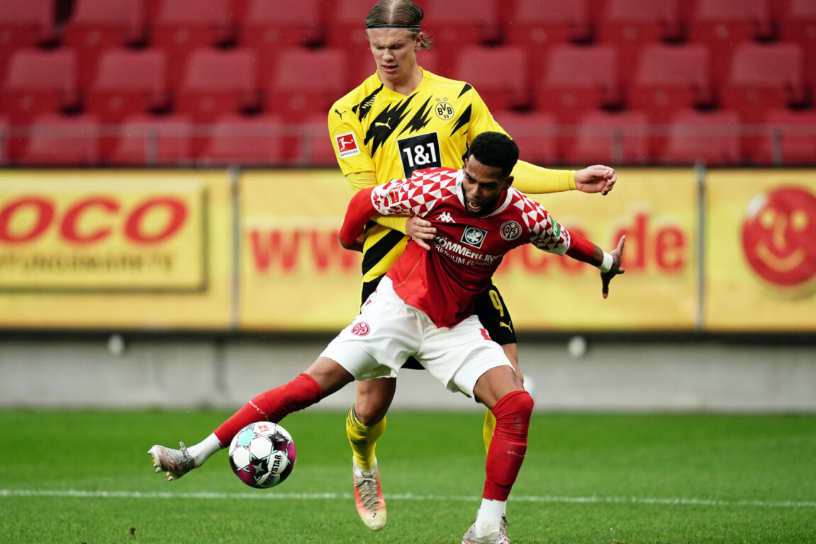 Jeremiah St Juste in duel met Erling Haaland