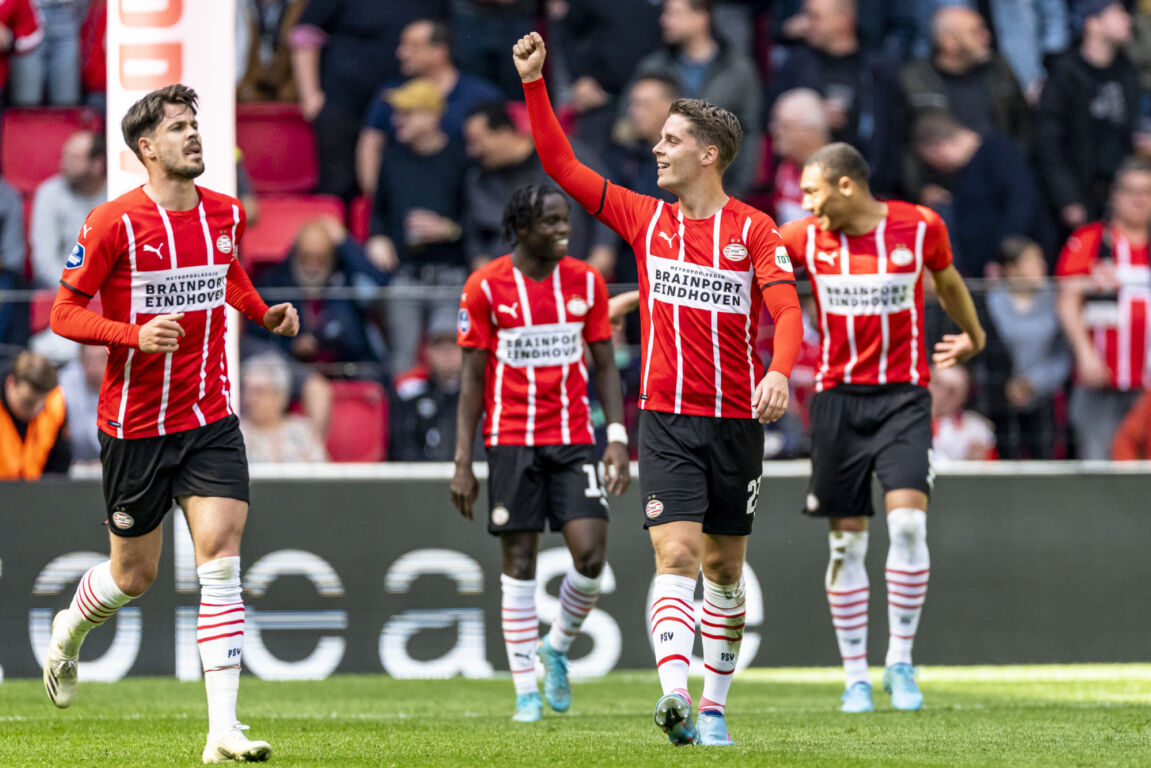 Joey Veerman juicht na een doelpunt