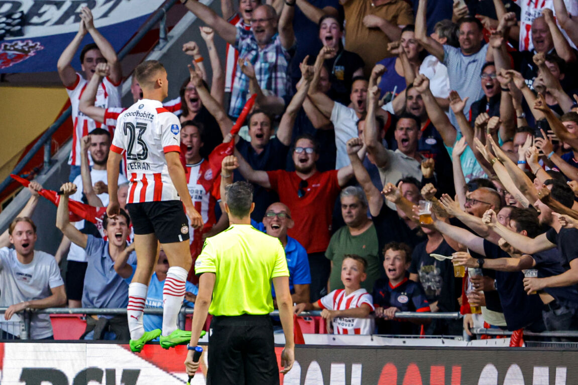 Joey Veerman viert zijn treffer tegen Monaco met de fans