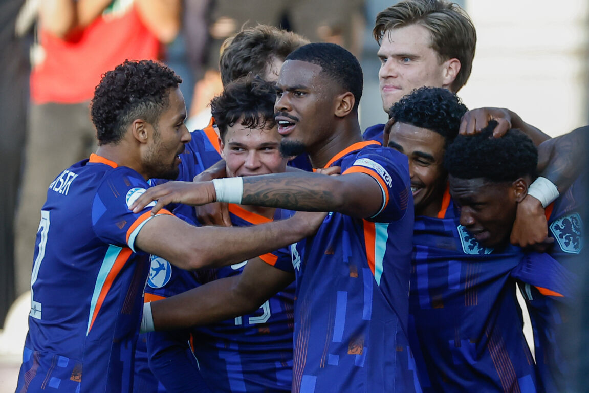 Jorrel Hato juicht met zijn ploeggenoten bij Jong Oranje