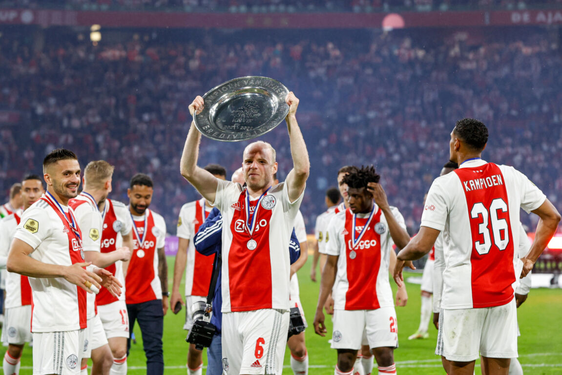 Davy Klaassen met de schaal