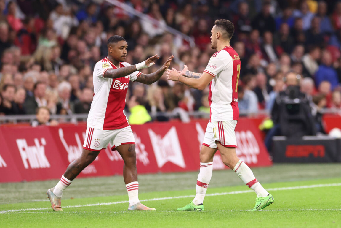 Lucas Ocampos verlaat het veld voor Steven Bergwijn