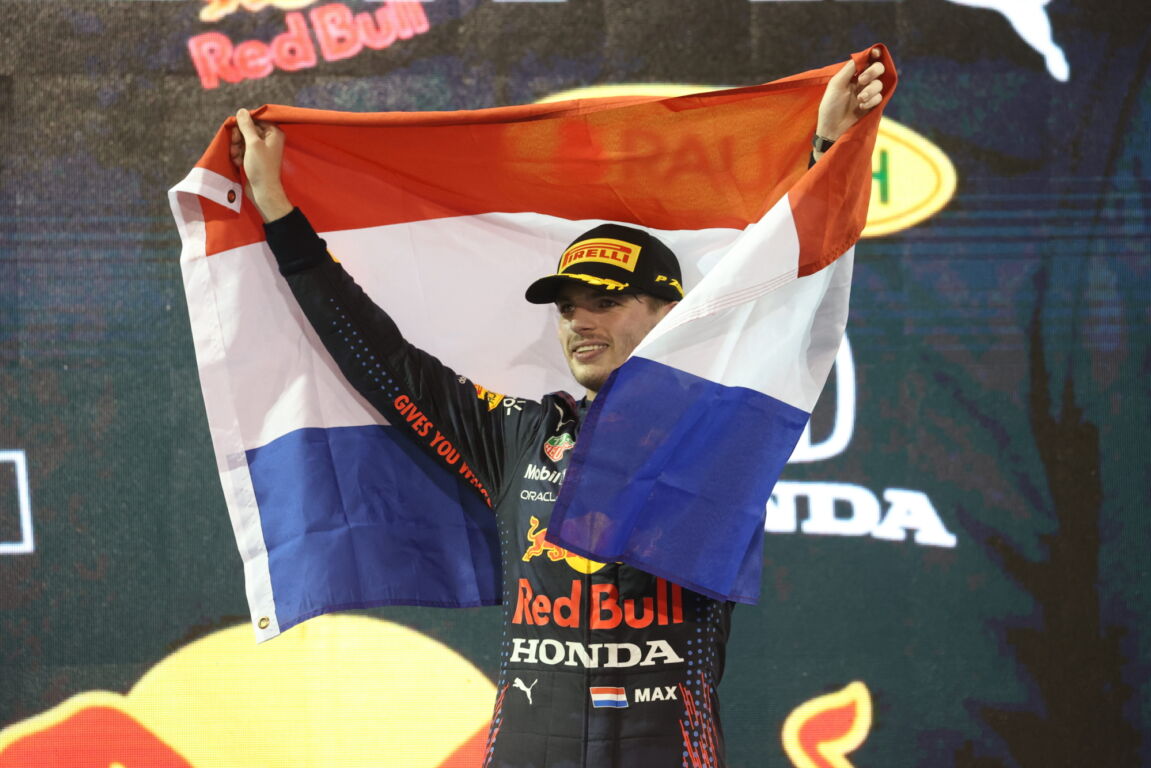 Max Verstappen met de Nederlandse vlag