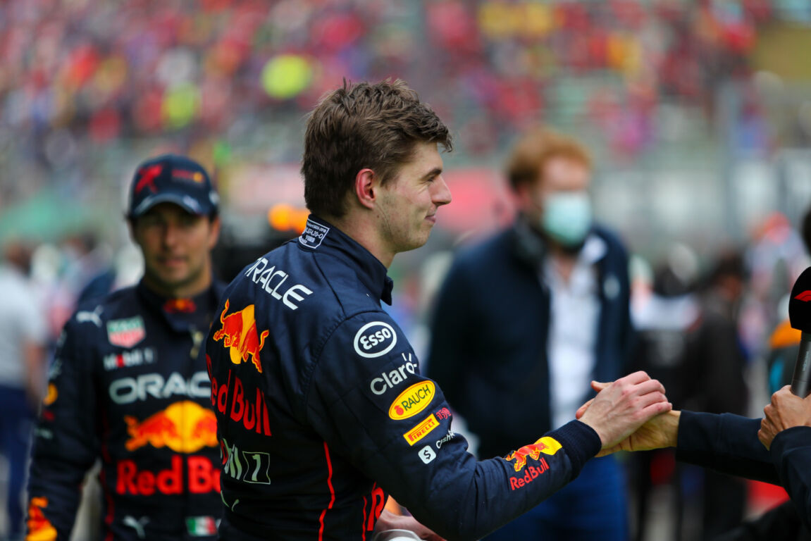 Max Verstappen met op de achtergrond Sergio Pérez