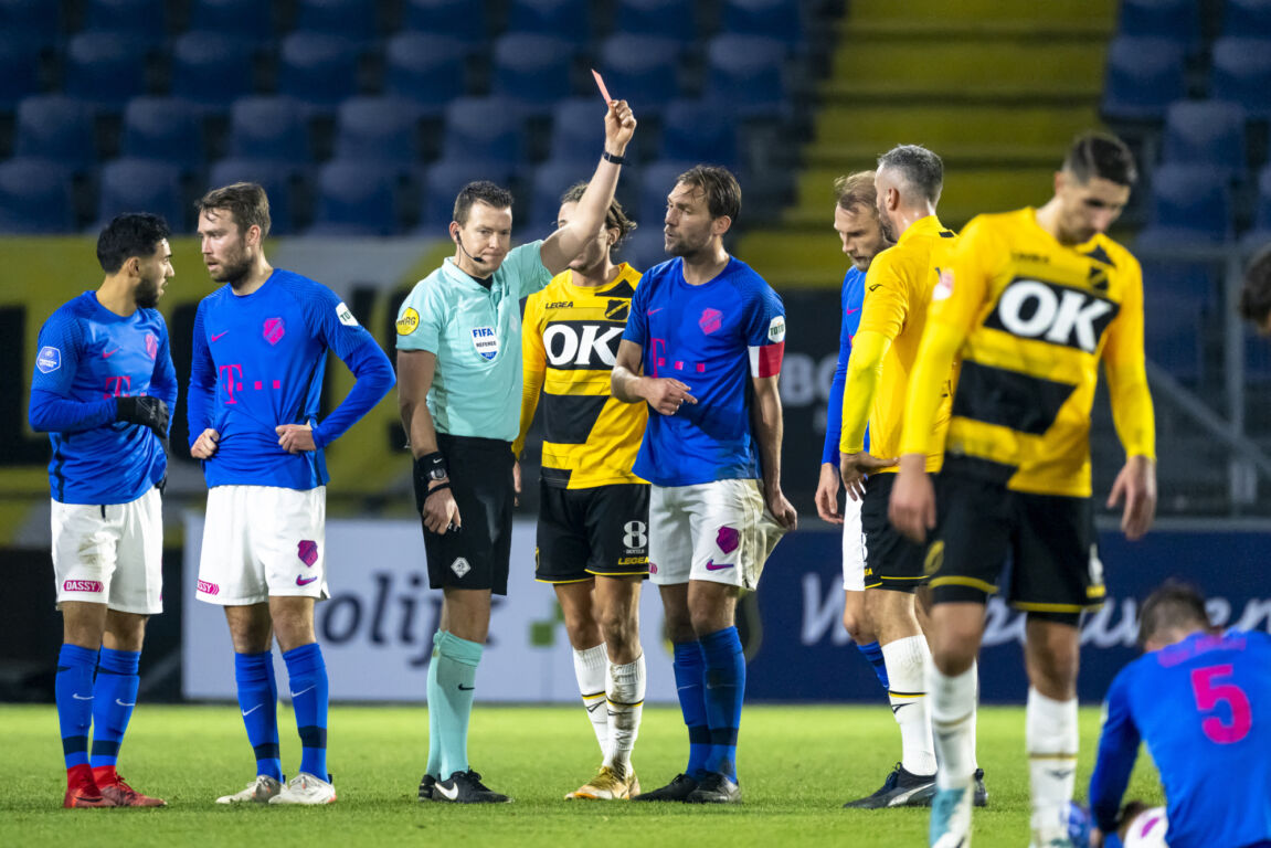 Mike van der Hoorn krijgt een rode kaart