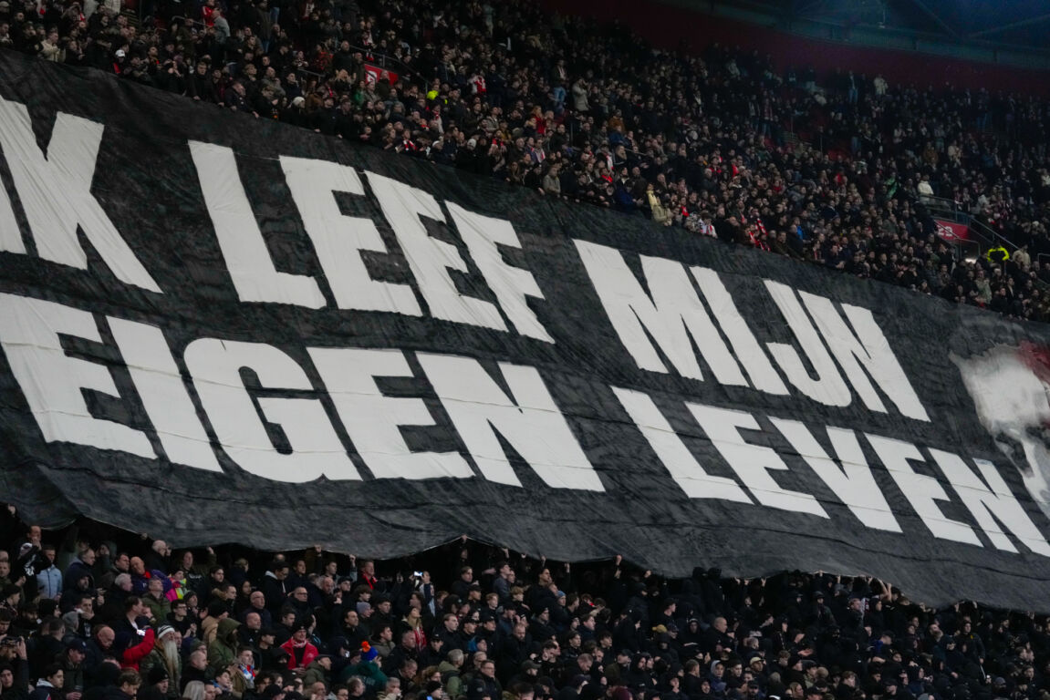 Ik Leef Mijn Eigen Leven, spanddoek voor de overleden Tum