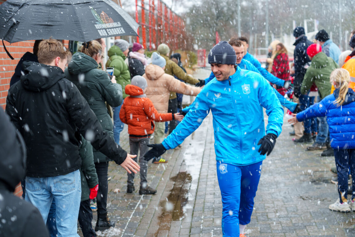 Bart van Rooij begroet de supporters bij de training