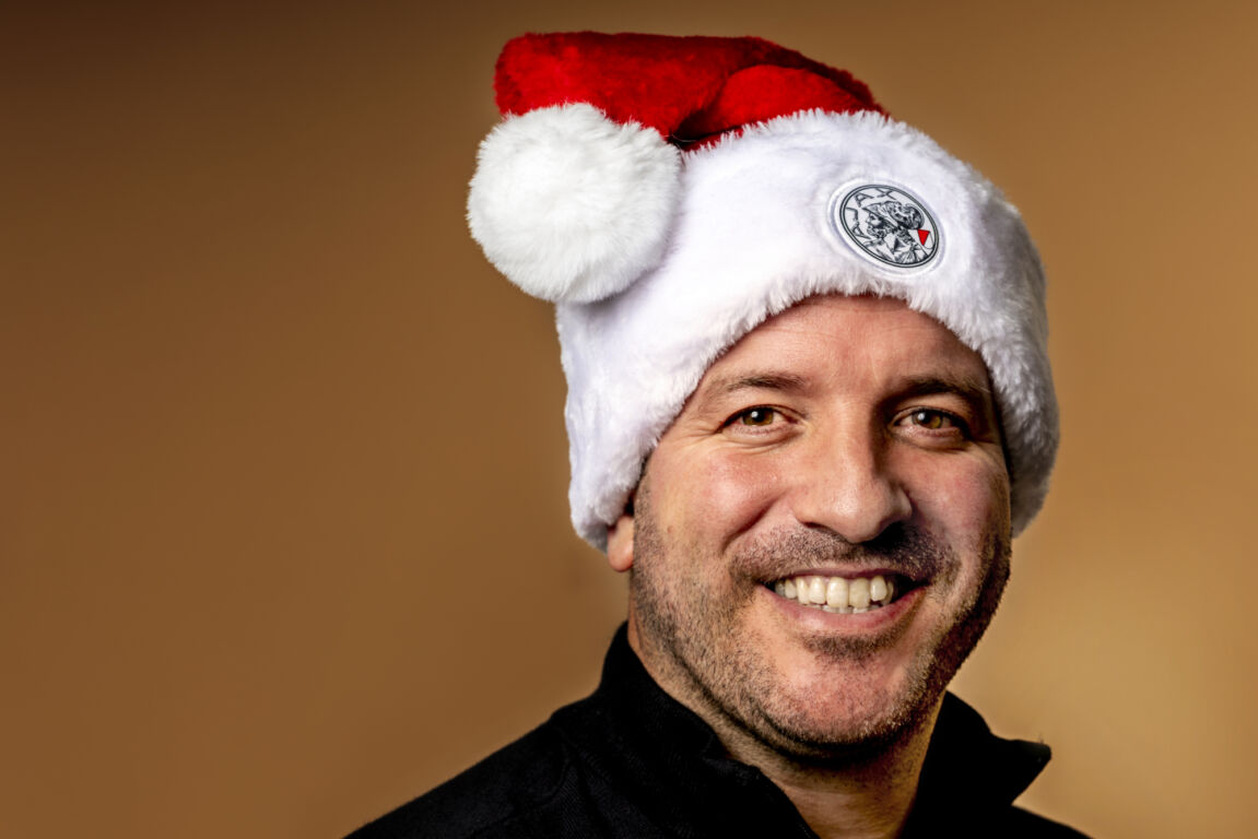 Rafael van der Vaart met een Ajax-muts